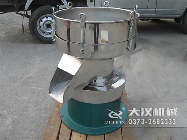 涂料振動篩由：框體，振動斗，出料口，振動電機(jī)底座等部件組成