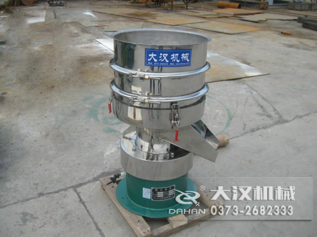 涂料過濾振動篩：利用振動電機(jī)的振動力帶動物料在篩網(wǎng)上進(jìn)行篩分，從而利用篩網(wǎng)孔徑的大小不同，完成涂料的分級，除雜等篩分目的。