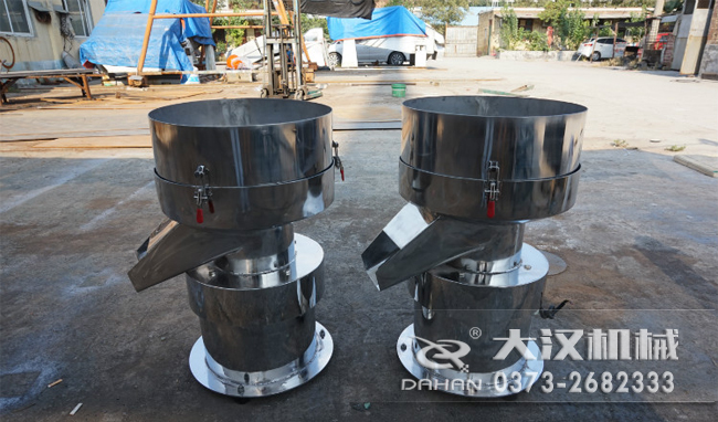 不銹鋼涂料振動篩是一種比較受用戶歡迎的產(chǎn)品之一，主要優(yōu)勢耐酸堿，不生銹，使用壽命長。